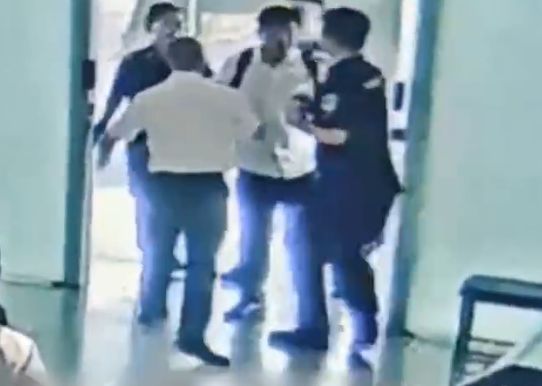 ▲男子被控制。（圖／翻攝自微博）