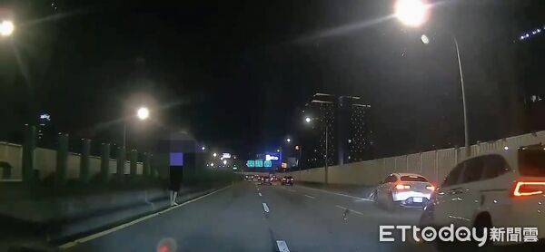 ▲貨車司機楊男酒駕上路在高架道路上違停釀3車追撞，恐面臨高額維修費用求償。（圖／記者張君豪翻攝）