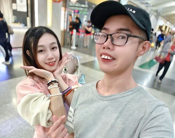 鄧佳華上個月公開宣布自己交到正妹女友簡簡，多次高調發文放閃。（翻攝自鄧佳華臉書）