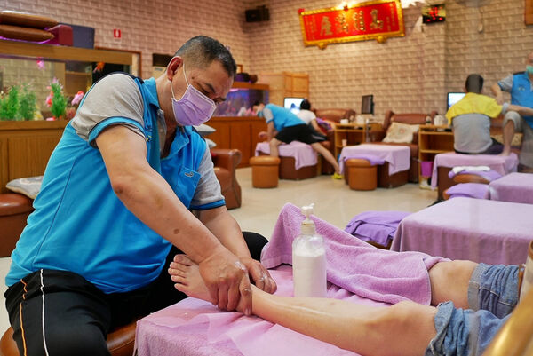 ▲▼鄉親養生館。（圖／部落客飛天璇的口袋授權提供）