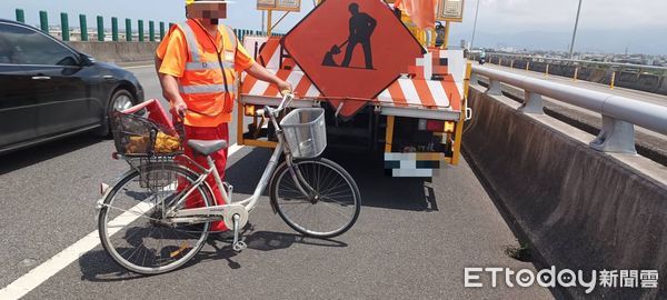 ▲▼騎腳踏車外出購物，返家途中不慎誤闖國道5號游姓老翁（上圖紅圈處）。（圖／記者游芳男翻攝，下同）