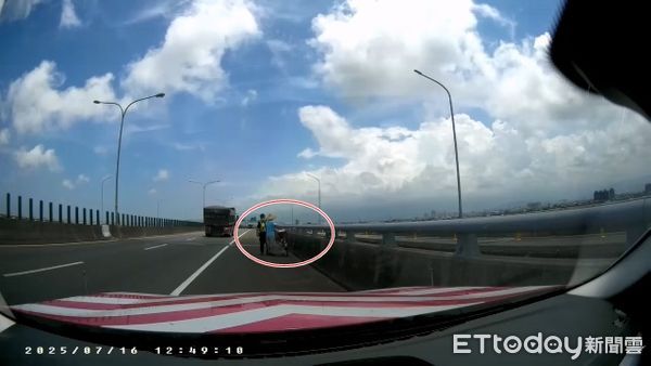 ▲▼騎腳踏車外出購物，返家途中不慎誤闖國道5號游姓老翁（上圖紅圈處）。（圖／記者游芳男翻攝，下同）