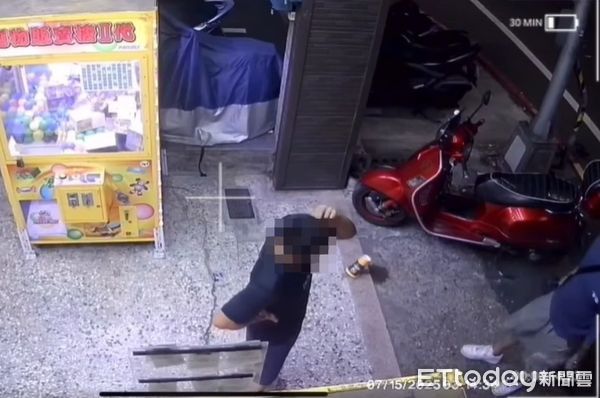 ▲▼真人版進擊的巨人！高雄男夾娃娃遇暴走裸男襲擊。（圖／網友楊小儀提供）