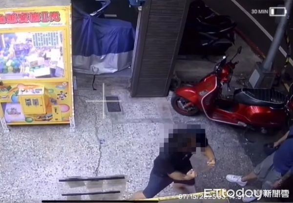 ▲▼真人版進擊的巨人！高雄男夾娃娃遇暴走裸男襲擊。（圖／網友楊小儀提供）