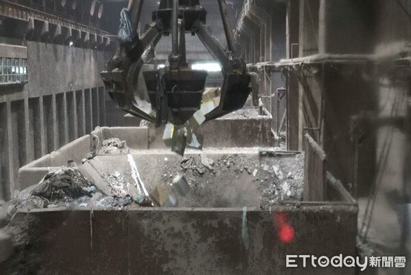 ▲▼北市刑大查獲毒鴛鴦組成居家毒品分裝廠，現場原料可做市值150萬元的喪屍煙彈。（圖／記者邱中岳翻攝）