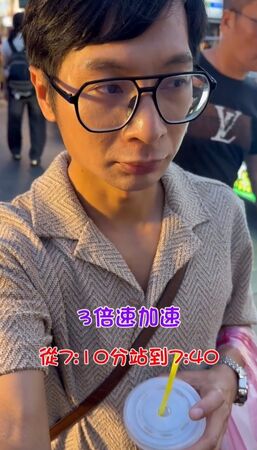 ▲逛士林夜市0變裝「站半小時沒人認出」　《大學生了沒》逸祥：再等一下 。（圖／翻攝自逸祥臉書）