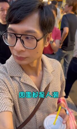 ▲逛士林夜市0變裝「站半小時沒人認出」　《大學生了沒》逸祥：再等一下 。（圖／翻攝自逸祥臉書）