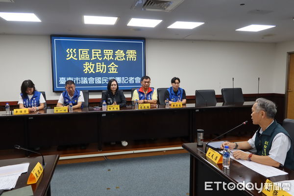 ▲台南大北門地區颱風摧毀大量屋頂，災民冒雨修屋釀死亡悲劇，市議員林燕祝與藍營議員批賴清德總統言論不負責，導致災民自救出事。（圖／記者林東良翻攝，下同）