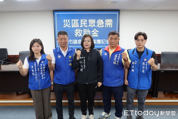 ▲台南大北門地區颱風摧毀大量屋頂，災民冒雨修屋釀死亡悲劇，市議員林燕祝與藍營議員批賴清德總統言論不負責，導致災民自救出事。（圖／記者林東良翻攝，下同）