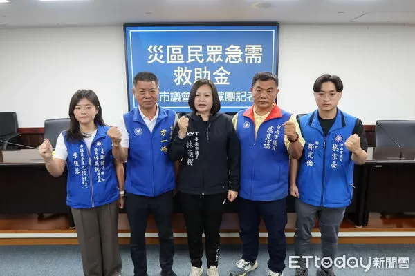 ▲台南大北門地區颱風摧毀大量屋頂，災民冒雨修屋釀死亡悲劇，市議員林燕祝與藍營議員批賴清德總統言論不負責，導致災民自救出事。（圖／記者林東良翻攝，下同）