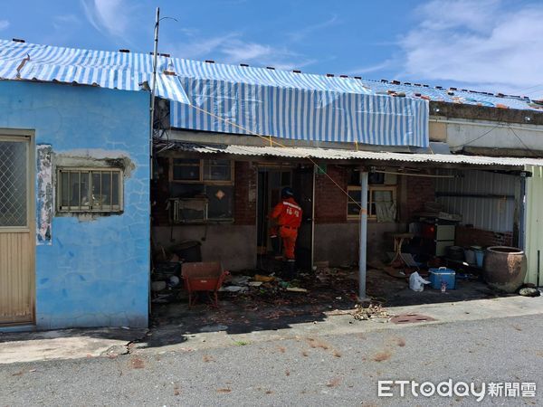 ▲台南大北門地區颱風摧毀大量屋頂，災民冒雨修屋釀死亡悲劇，市議員林燕祝與藍營議員批賴清德總統言論不負責，導致災民自救出事。（圖／記者林東良翻攝，下同）