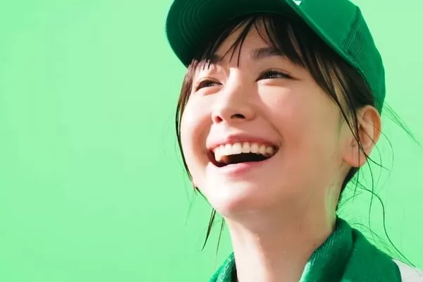 新垣結衣久違在螢光幕前亮相，為她代言多年的飲料品牌拍攝新廣告。（翻攝自アサヒ飲料公式YouTubeチャンネル）