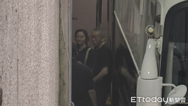 ▲▼台灣民眾黨前主席柯文哲（右）、台北市議員應曉薇（左）涉犯京華城案均在押，今（17日）出庭在囚車旁同框。（圖／記者黃哲民攝）