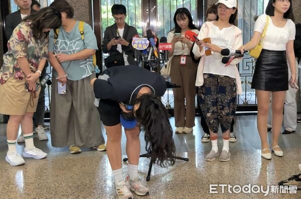 ▲▼ 台師大女足抽血案女學生說明說明      。（圖／記者徐文彬攝）