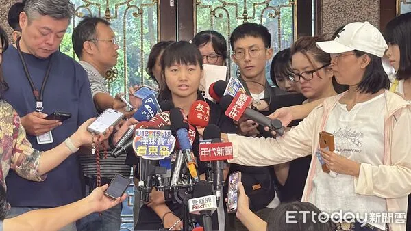 ▲▼ 台師大女足抽血案女學生說明說明      。（圖／記者徐文彬攝）