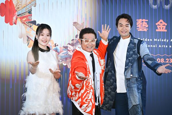 ▲楊小黎(左起)、許效舜與柯大堡出席傳藝金曲獎記者會。（圖／三立提供）