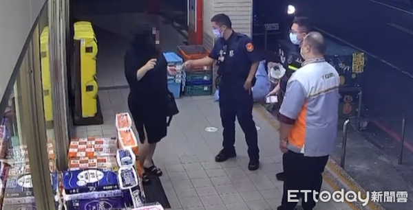 ▲▼隨身耳包包塞進7瓶果汁未結帳被活逮，慣竊女子竟辯稱忘記了。（圖／民眾提供，下同）