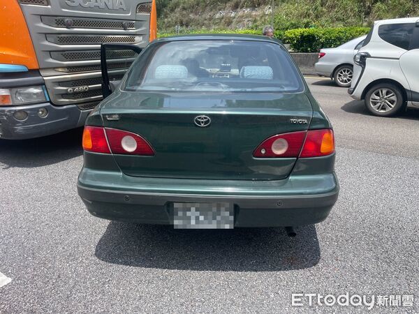 ▲17日上午汐止中山高發生小客車聯結車擦撞車禍。（圖／記者張君豪翻攝）