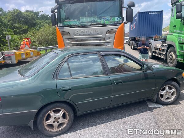 ▲17日上午汐止中山高發生小客車聯結車擦撞車禍。（圖／記者張君豪翻攝）
