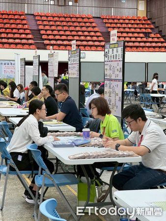 ▲▼高雄暑假首場大型徵才！50家廠商釋出1500職缺　最狂薪資上看8萬。（圖／記者賴文萱翻攝）
