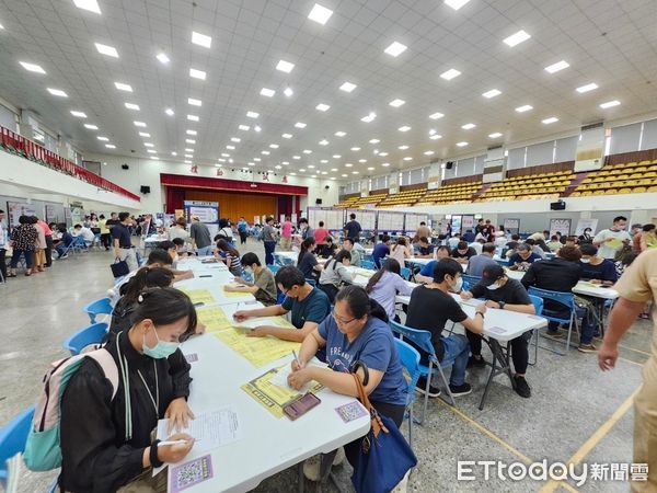 ▲▼高雄暑假首場大型徵才！50家廠商釋出1500職缺　最狂薪資上看8萬。（圖／記者賴文萱翻攝）