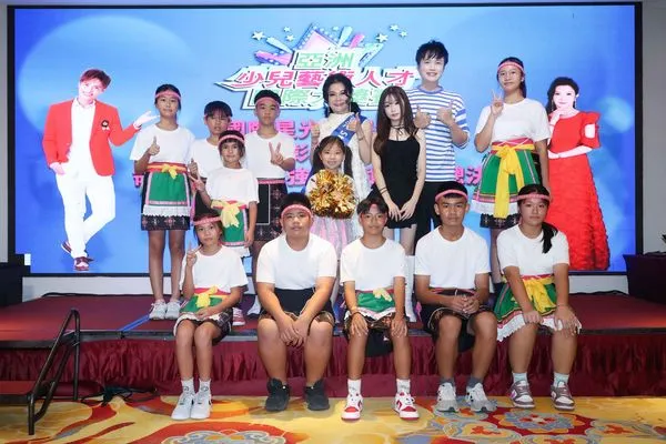 ▲香港STARS HK大使 蔣雪櫻、宋翊彰蜻蜓與現場表演的孩子們大合照。（圖／蜻飛寶娛樂）