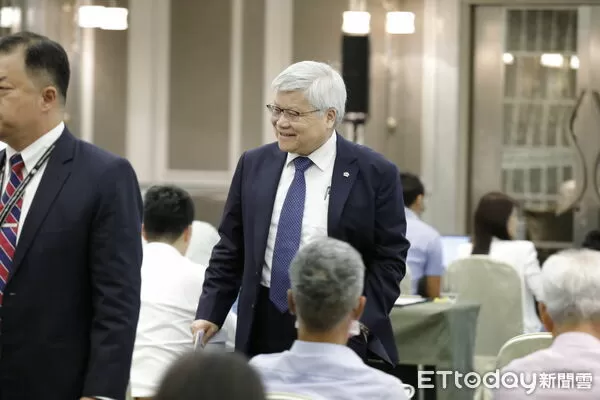 ▲▼台積電114年第二季法人說明會17日召開，台積電董長魏哲家、財務資深副總經理暨財務長兼發言人黃仁昭、台積電投資者關係總監蘇志凱維這次法說會出席代表。（圖／記者湯興漢攝）