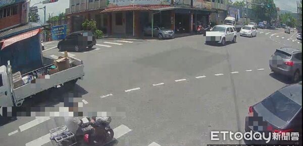 ▲▼女童遭本田黑色休旅車右側擦撞倒地（紅圈處）。（圖／記者游芳男翻攝，下同）