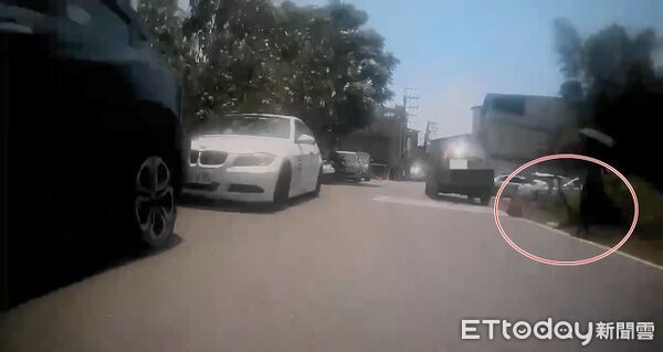 ▲▼女童遭本田黑色休旅車右側擦撞倒地（紅圈處）。（圖／記者游芳男翻攝，下同）