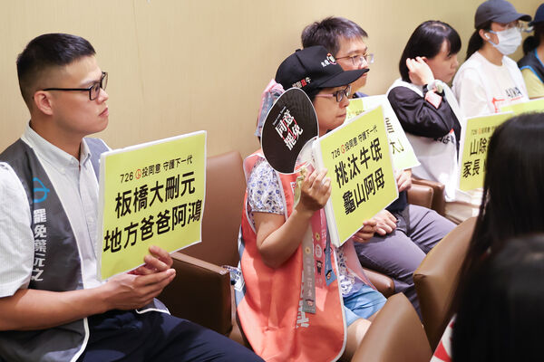 ▲▼民進黨立委張雅琳今（17日）與11個罷免選區15位家長一同召開「家長站出來 挺罷免 護兒少」記者會。（圖／立委張雅琳國會辦公室提供）