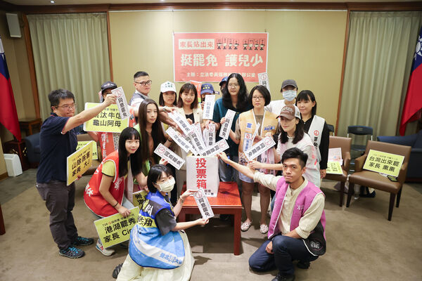 ▲▼民進黨立委張雅琳今（17日）與11個罷免選區15位家長一同召開「家長站出來 挺罷免 護兒少」記者會。（圖／立委張雅琳國會辦公室提供）