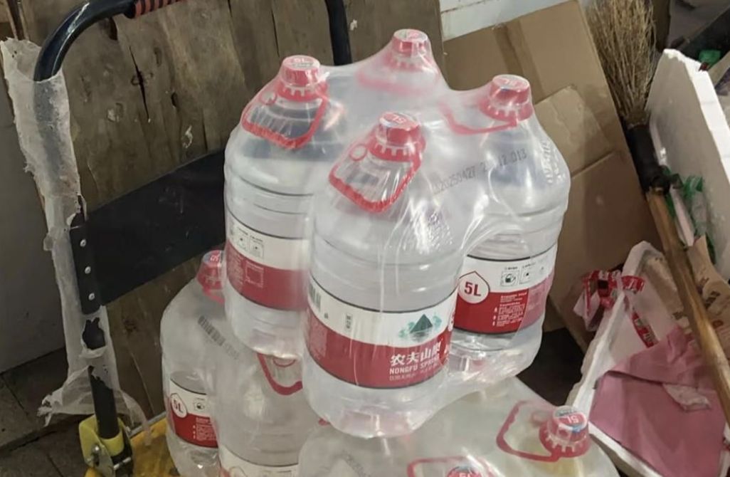▲杭州餘杭區自來水出現「鼠屍味」不明惡臭，民眾買瓶裝水自保。（圖／翻攝極目新聞）