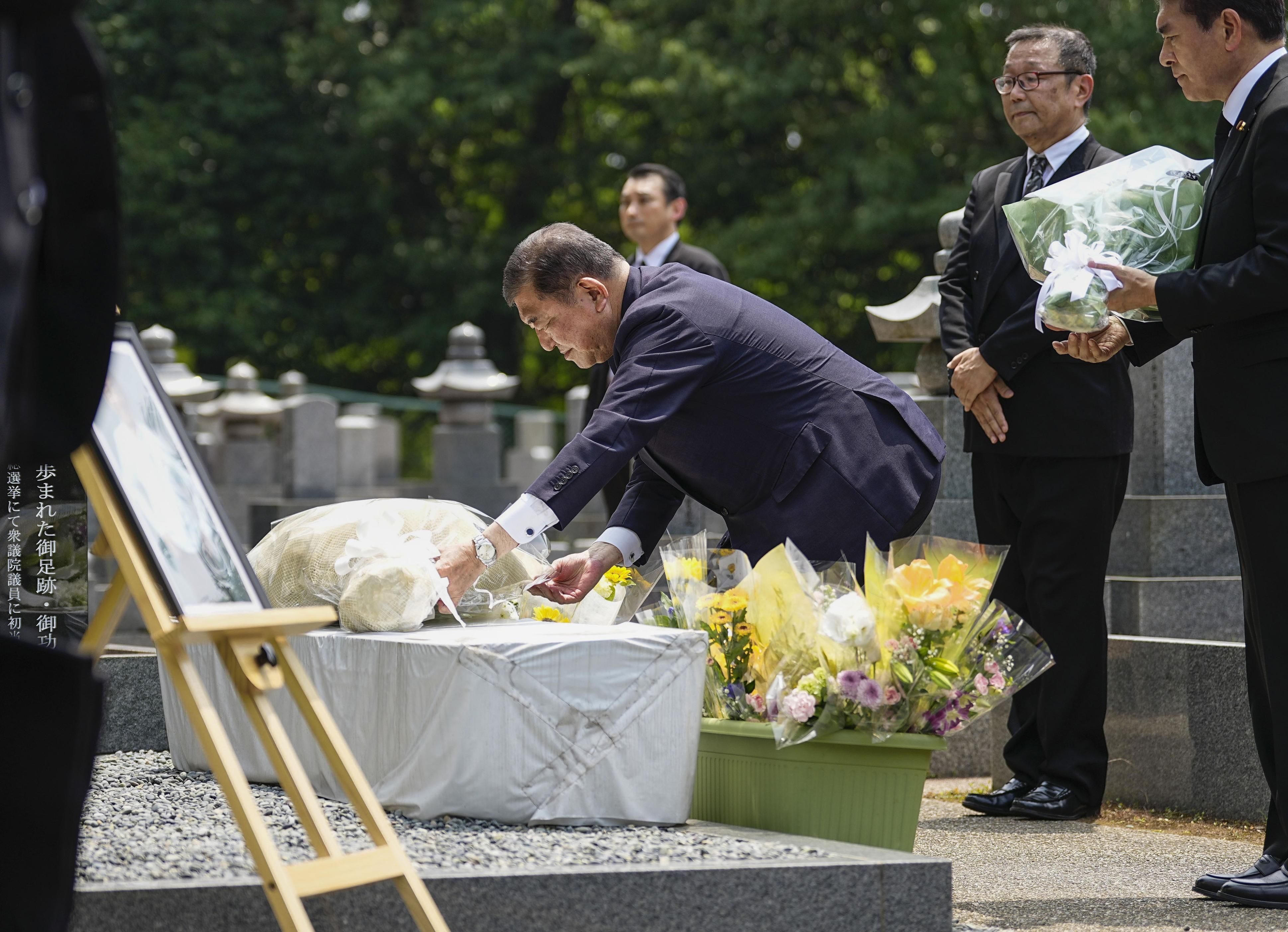 ▲▼石破茂在奈良為已故首相安倍晉三慰靈碑獻花。（圖／達志影像）