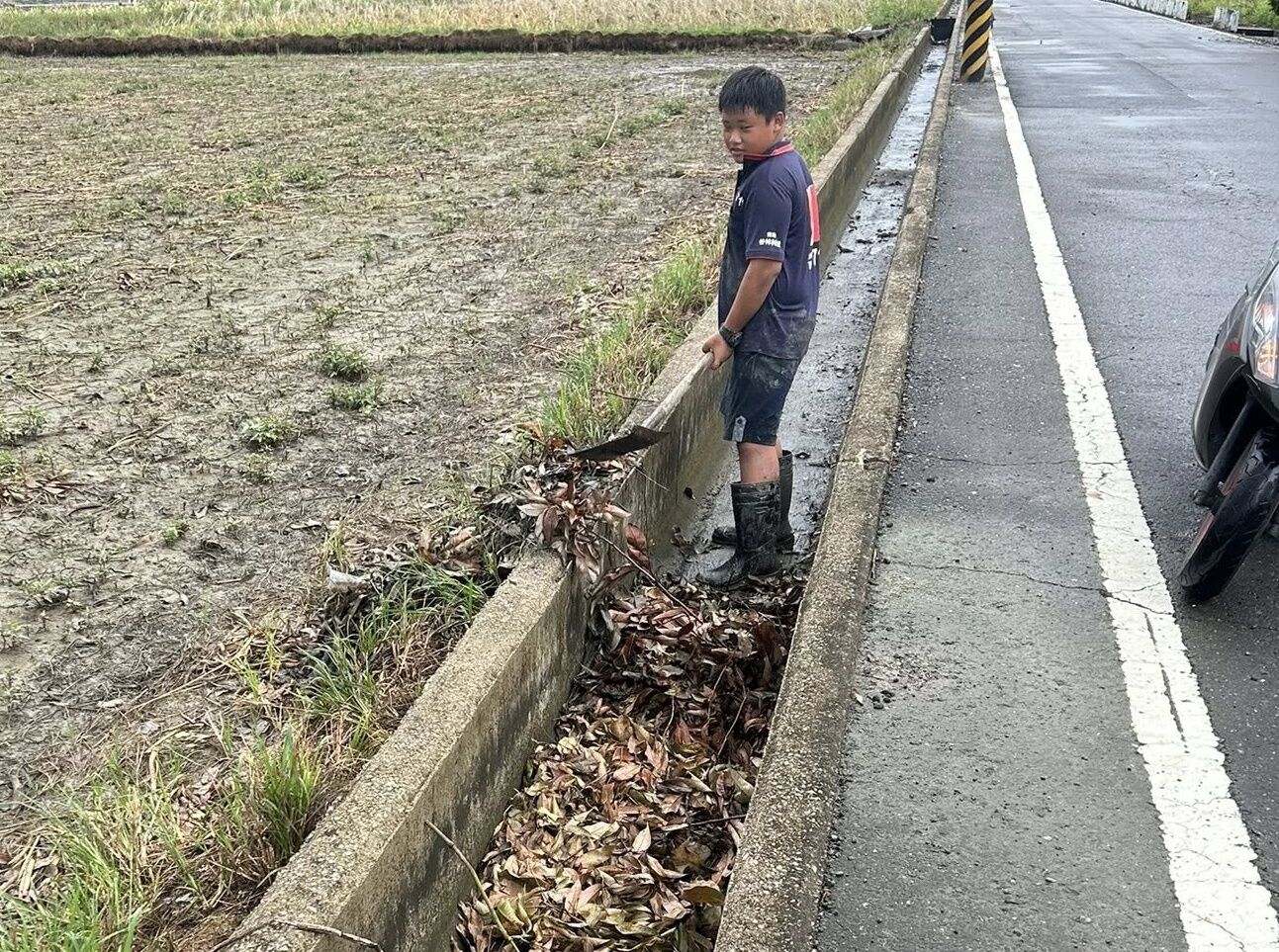 ▲台南西港國中吳姓學生颱風後主動清水溝，感動不少網友。（圖／翻攝自Facebook／我是西港人）