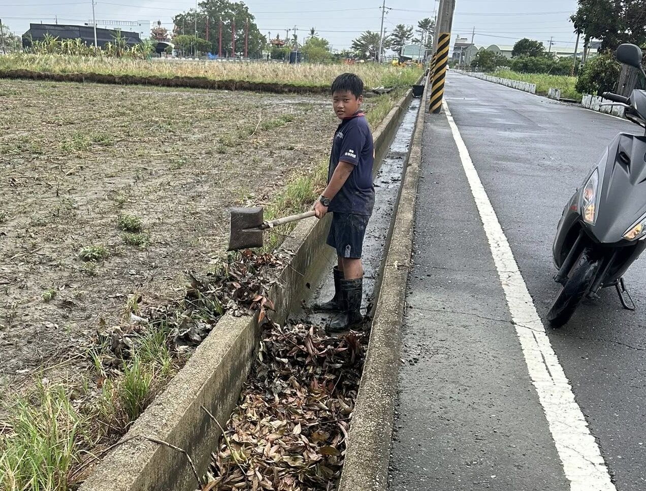 ▲台南西港國中吳姓學生颱風後主動清水溝，感動不少網友。（圖／翻攝自Facebook／我是西港人）