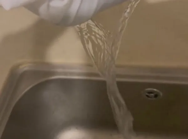 ▲杭州餘杭區自來水出現「鼠屍味」不明惡臭，民眾買瓶裝水自保。（圖／翻攝極目新聞）