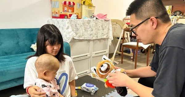 江蘇一名女童罹患惡性橫紋肌肉瘤，動物園給予暖心的幫助。（圖／翻攝自紫牛新聞）