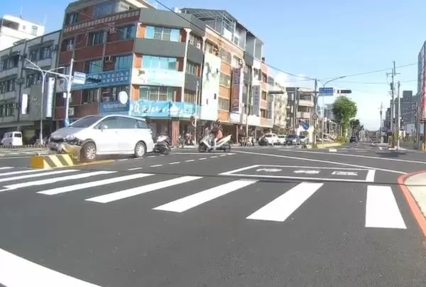 ▲廖姓自小客車駕駛轉彎時疑似失控，自撞分隔島，後方機車追撞導致受傷送醫。（圖／民眾提供）