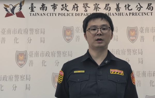 ▲廖姓自小客車駕駛轉彎時疑似失控，自撞分隔島，後方機車追撞導致受傷送醫。（圖／民眾提供）