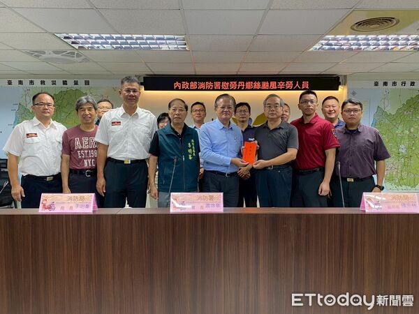 ▲消防署長蕭煥章南下台南，逐一慰勞投入丹娜絲風災救援的義消與志工夥伴。（記者林東良翻攝，下同）