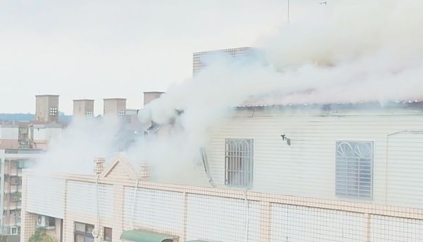 ▲桃園市大溪區中華路民宅今天中午發生火警，並延燒至隔壁頂樓加蓋建物。（圖／桃園市消防局提供）