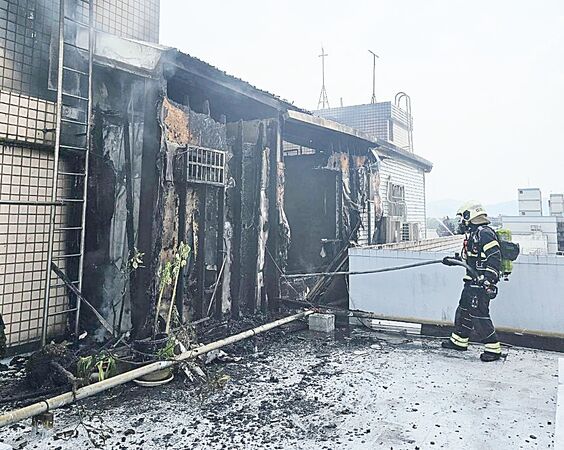 ▲桃園市大溪區中華路民宅今天中午發生火警,消防人員全力灌救(圖/桃園市消防局提供)