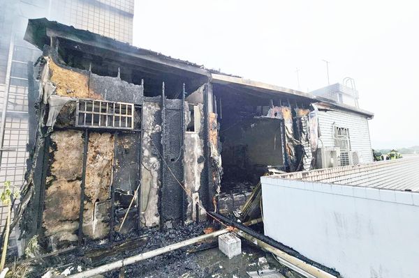 ▲桃園市大溪區中華路民宅今天中午發生火警，消防人員灌救1小時後撲滅火勢，火場外觀。（圖／桃園市消防局提供）