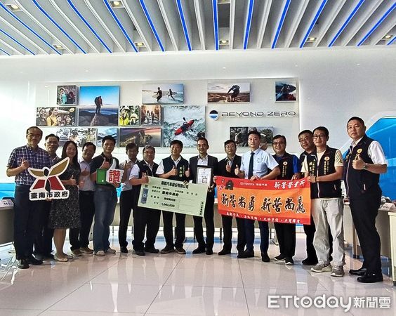 ▲南都汽車總經理陳宗豪捐贈百萬元作為校園災後修復經費，由教育局長鄭新輝代表市長黃偉哲頒發感謝狀，感謝企業善舉。（圖／記者林東良翻攝，下同）