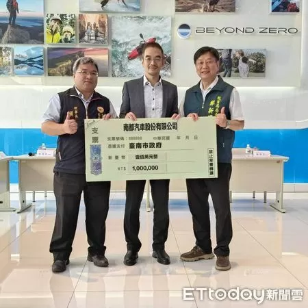 ▲南都汽車總經理陳宗豪捐贈百萬元作為校園災後修復經費，由教育局長鄭新輝代表市長黃偉哲頒發感謝狀，感謝企業善舉。（圖／記者林東良翻攝，下同）