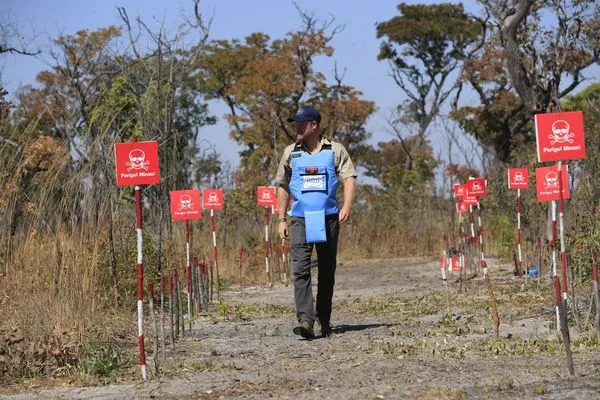 哈利王子踏上黛妃28年前足跡　「重現地雷區震撼畫面」延續母親遺愛