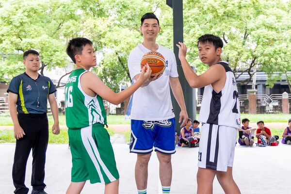 ▲胡瓏貿與母校三興國小學弟合影、海神舉辦U12邀請賽，于煥亞擔任高雄獅湖客座教練。（圖／高雄全家海神提供）