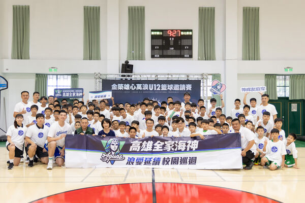 ▲胡瓏貿與母校三興國小學弟合影、海神舉辦U12邀請賽，于煥亞擔任高雄獅湖客座教練。（圖／高雄全家海神提供）