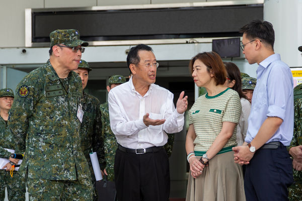 ▲三軍總醫院首次參與漢光實兵演練，國防部長顧立雄17日前往視導疏散撤離實兵演練。（圖／國防部提供）