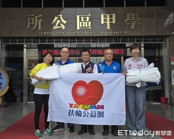 ▲陳亭妃、陳怡珍與扶輪社代表，協助媒合超過1萬個編織袋捐助災區。（記者林東良翻攝，下同）